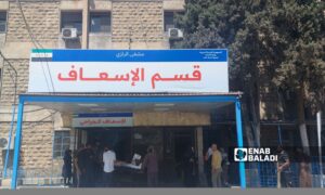 مرضى أمام قسم الإسعاف بمستشفى الرازي في مدينة حلب - 31 آب 2025 (عنب بلدي)

