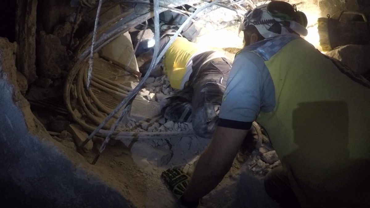 الدفاع المدني يحاول إنقاذ شخص عالق في مبنى مهجور انهار في منطقة بستان الباشا في حلب - 3 تشرين الأول 2025 (الدفاع المدني السوري)