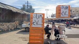 لافتة تظهر أسعار الدجاج في بلدة المزيريب في ريف درعا - 25 كانون الثاني 2025 (عنب بلدي/ محجوب الحشيش)
