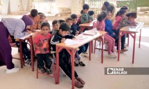 طلاب في جامع قرية الملزومة في منطقة اللجاة -1 تشرين الأول 2025 (عنب بلدي/ محجوب الحشيش)
