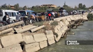 ازدحام على الجسر الترابي الواصل بين مناطق قسد والحكومة السورية بعد اغلاق جميع المعابر في دير الزور - 6 تشرين الأول 2025 (عنب بلدي/ عبادة الشيخ)
