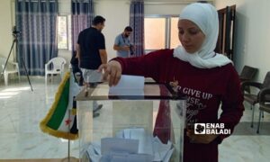 عضو في الهيئة الناخبة تشارك بانتخابات مجلس الشعب في داريا بريف دمشق - 5 تشرين الأول 2025 (عنب بلدي)
