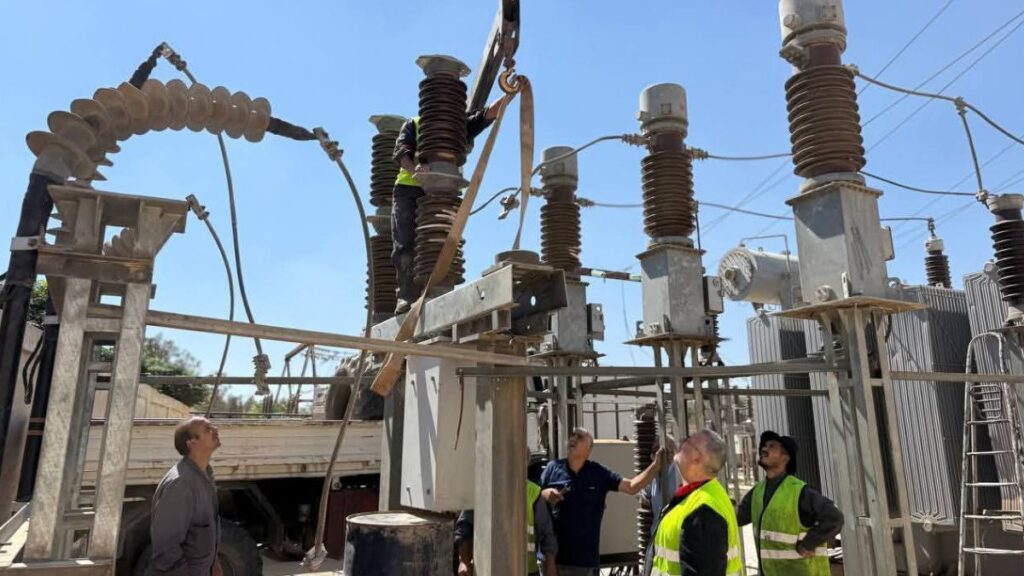 ورشة كهربائية تجري صيانة في محطة جديدة عرطوز بريف دمشق _ 15 أيلول 2025 (الشركة العامة لنقل وتوزيع الكهرباء)