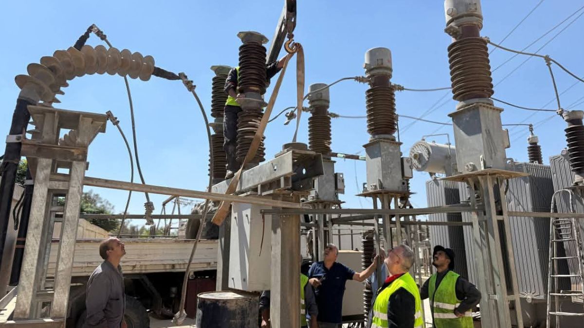 ورشة كهربائية تجري صيانة في محطة جديدة عرطوز بريف دمشق _ 15 أيلول 2025 (الشركة العامة لنقل وتوزيع الكهرباء)