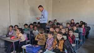 طلاب في المرحلة الإبتدائية داخل مدرسة تمانعا الغاب - حماه 11 تشرين الأول 2025 (عنب بلدي/ إياد عبد الجواد)