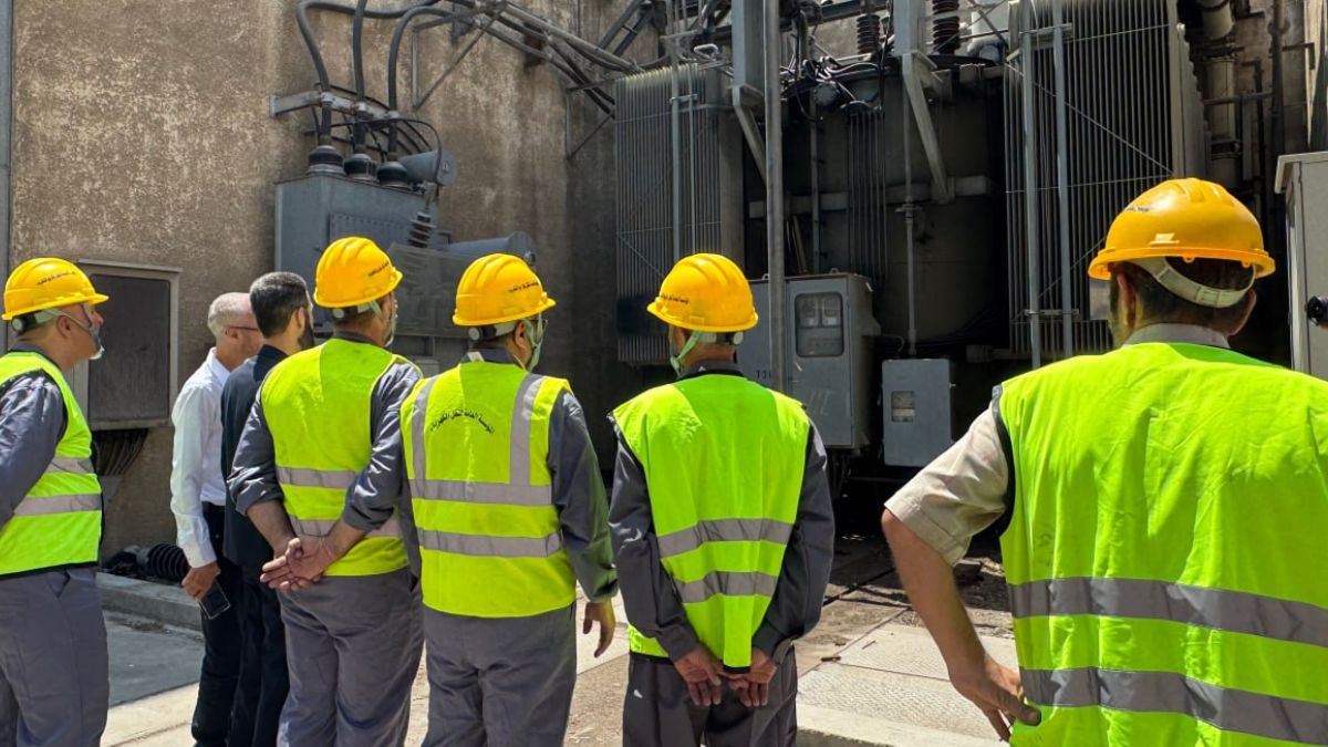 تركيب محولة كهرباء جديدة في محطة تحويل ابن النفيس بدمشق 28 تموز 2025 (وزارة الطاقة)