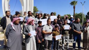 وقفة احتجاجية لمزارعي مدينة رأس العين شمالي الرقة للمطالبة بدعم القطاع الزراعي - 16 تشرين الأول 2025 (عنب بلدي)