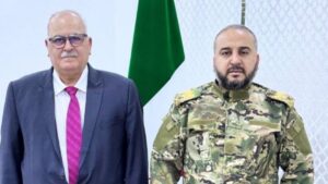 وزير الدفاع السوري مرهف أبو قصرة وإلى جانبه اللواء سليم إدريس - 9 تشرين الأول 2025 (عاصم غليون/ فيسبوك)