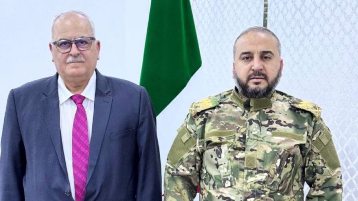 وزير الدفاع السوري مرهف أبو قصرة وإلى جانبه اللواء سليم إدريس - 9 تشرين الأول 2025 (عاصم غليون/ فيسبوك)