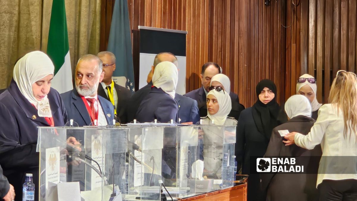 انطلاق عملية التصويت لاختيار أعضاء مجلس الشعب في سوريا من أعضاء الهيئات الناخبة في المكتبة الوطنية بدمشق - 5 تشرين الأول 2025 (عنب بلدي/ أحمد مسلماني)