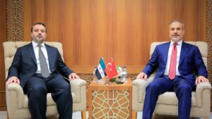 لقاء ثنائي بين وزير الخارجية السوري، اسعد الشيباني ونظيرخ التركي هاكان فيدان، على هامش القمة العربية الإسلامية بشأن غزة 25 آب 2025 (الخارجية السورية)