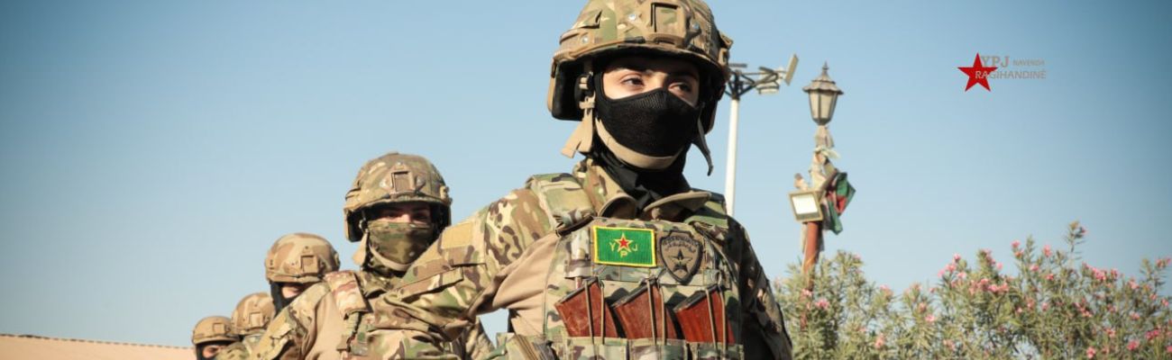مقاتلات من وحدات حماية المرأة خلال استعراض عسكري - 27 أيلول 2025 (YPJ/المركز الإعلامي)
