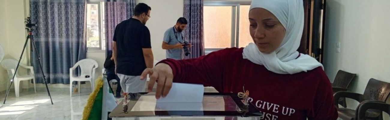 عضو في الهيئة الناخبة تشارك بانتخابات مجلس الشعب في داريا بريف دمشق - 5 تشرين الأول 2025 (عنب بلدي)

