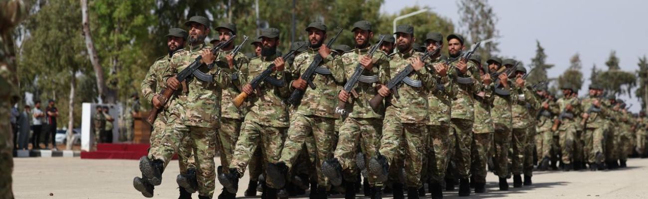 خلال حفل تخريج لعناصر الفرقة 56 في الجيش السوري - 1 حزيران 2025 (وزارة الدفاع)
 خلال حفل تخريج لعناصر الفرقة 56 في الجيش السوري - 1 حزيران 2025 (وزارة الدفاع)