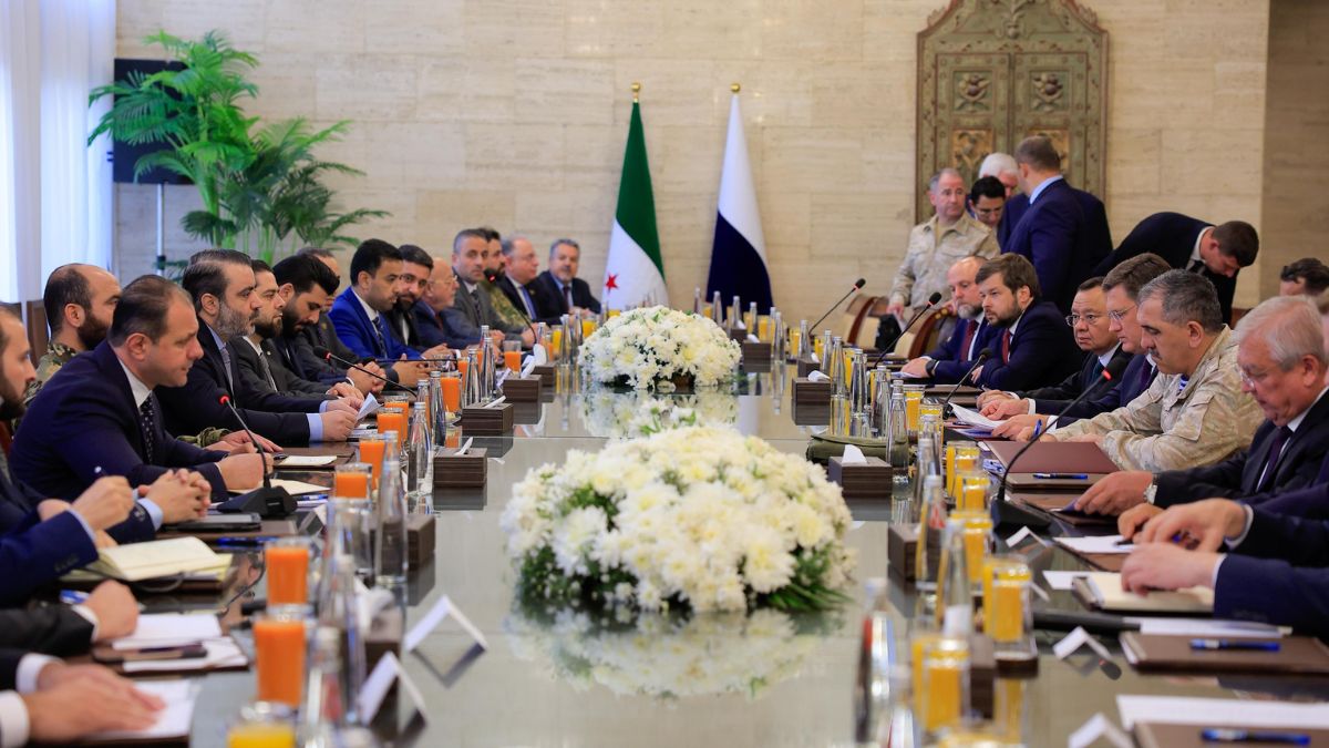 وفد روسي يلتقي بممثلين عن الحكومة السورية في دمشق - 9 أيلول 2025 (وزارة الخارجية)