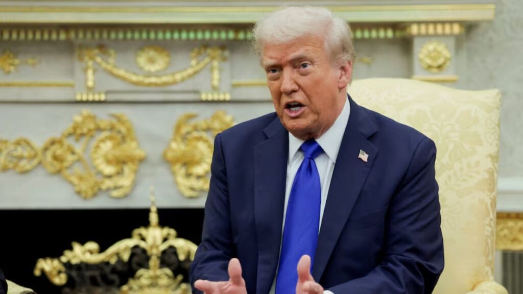 الرئيس الأمريكي دونالد ترامب أثناء اجتماعه أثناء اجتماعه مع رئيس الوزراء الكندي مارك كارني في البيت الأبيض - 7 تشرين الأول 2025 (رويترز/إيفلين هوكشتاين)