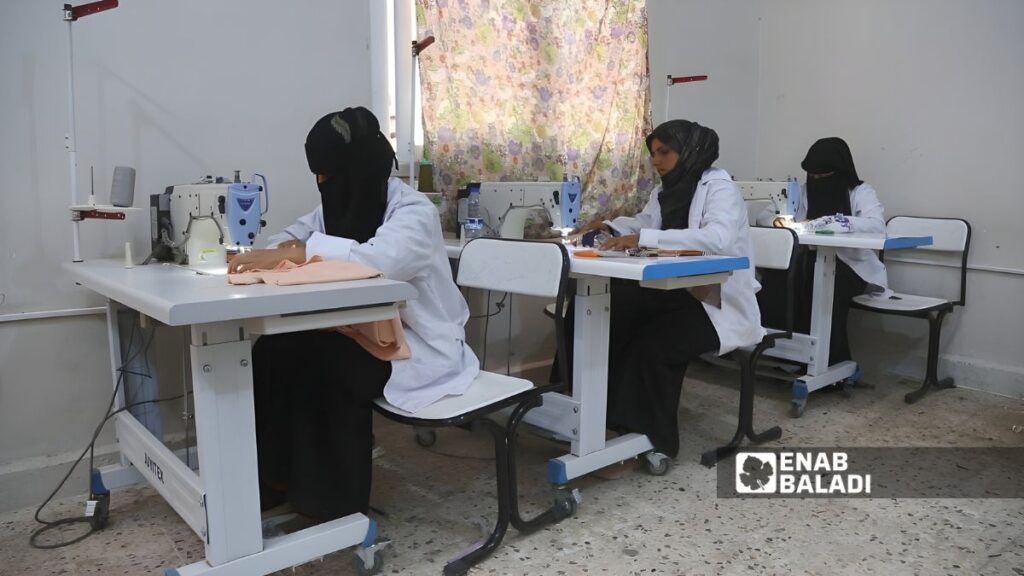 دورات خياطة لنساء في المركز الثقافي الشعبي بمدينة تل أبيض شمالي الرقة - 17 آب 2025 (عنب بلدي)