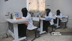 دورات خياطة لنساء في المركز الثقافي الشعبي بمدينة تل أبيض شمالي الرقة - 17 آب 2025 (عنب بلدي)
