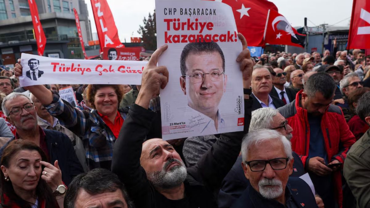 احتجاجات على اعتقال أكرم إمام أوغلو في إسطنبول ـ 10 أيلول 2025 (رويترز)