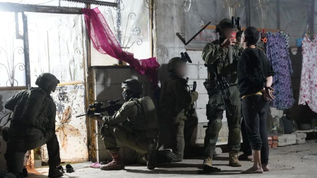 صور من عملية التوغل التي نفذها الجيش الإسرائيلي في بلدة بيت جن في ريف دمشق -28 من تشرين الثاني 2025 (الجيش الإسرائيلي/ إكس)
