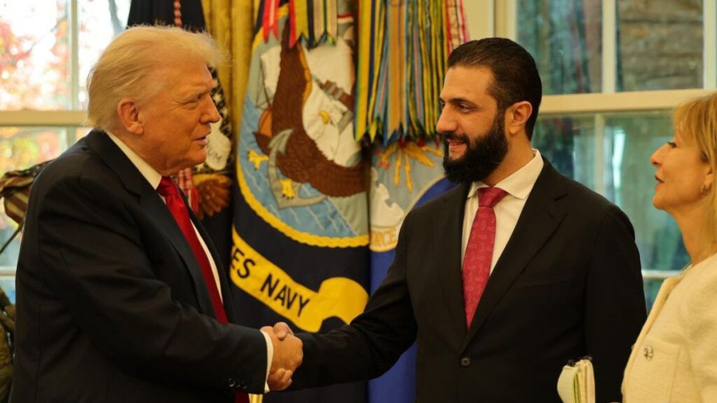 الرئيس السوري في المرحلة الانتقالية أحمد الشرع يلتقي الرئيس الأمريكي دونالد ترامب في البيت الأبيض - 10 تشرين الثاني 2025 (الخارجية السورية )