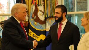 الرئيس السوري في المرحلة الانتقالية أحمد الشرع يلتقي الرئيس الأمريكي دونالد ترامب في البيت الأبيض - 10 تشرين الثاني 2025 (الخارجية السورية )