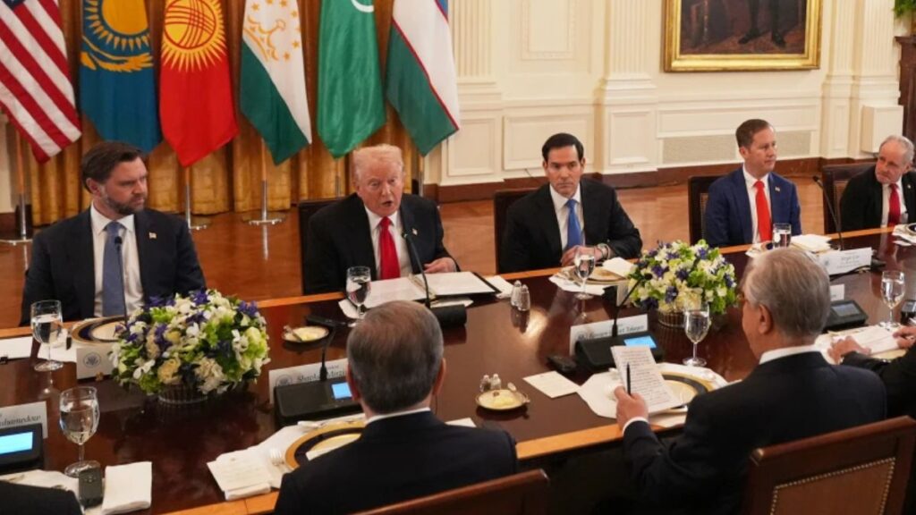 الرئيس الأمريكي برفقة مسؤولين في البيت الأبيض يلتقي بخمس رؤساء من آسيا الوسطى 6 تشرين الثاني 2025 (أسوشيتيد برس/جاكلين مارتن)