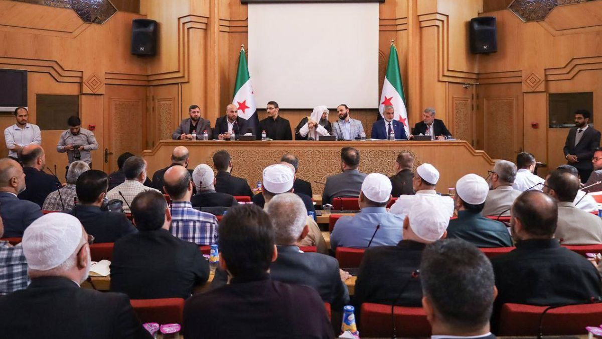 مدير مديرية الحج والعمرة في وزارة الأوقاف محمد نور أعرج يعقد اجتماعًا في حلب لمناقشة أبرز المقترحات والأفكار الهادفة إلى رفع سوية الخدمات المقدّمة للحجاج السوريين - 14 أكتوبر 2025 (وزارة الأوقاف)