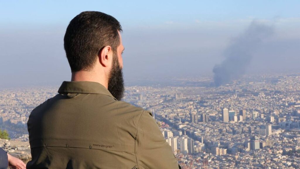 "أبو محمد الجولاني" (الرئيس السوري أحمد الشرع) وتبدو أمامه العاصمة السورية دمشق صبيحة سقوط النظام - 8 كانون الأول 2024 (إدارة العمليات العسكرية)