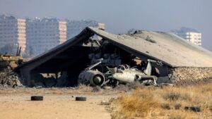 حظيرة اسمنتية في مطار المزة العسكري تعرضت للقصف من الطيران الإسرائيلي - 9 كانون الأول 2024 (الوكالة الفرنسية)