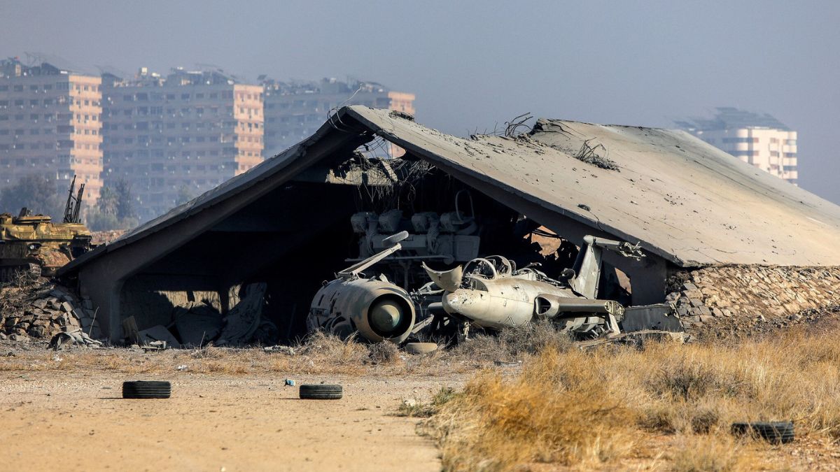 حظيرة اسمنتية في مطار المزة العسكري تعرضت للقصف من الطيران الإسرائيلي - 9 كانون الأول 2024 (الوكالة الفرنسية)