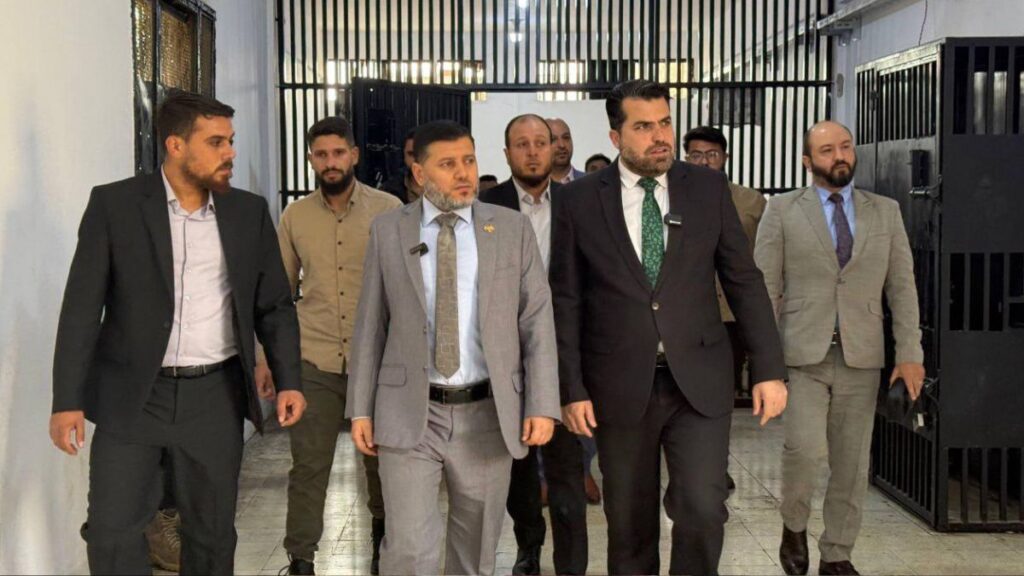 النائب العام في دمشق القاضي حسان التربة والمحامي العام بدمشق حسام خطاب يفتتحان المكتب القانوني في سجن "عدرا المركزي"- 29 تشرين الثاني 2025 (وزارة العدل السورية)