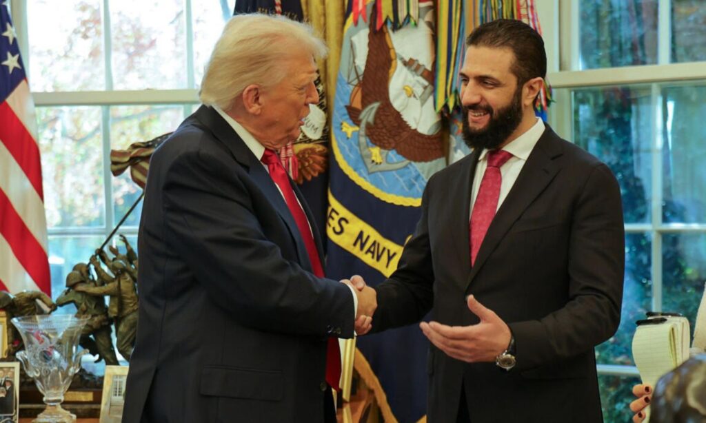 الرئيس الأمريكي دونالد ترامب يصافح نظيره السوري أحمد الشرع خلال زيارة الأخير لواشنطن - 10 تشرين الثاني 2025 (الرئاسة السورية - إكس)