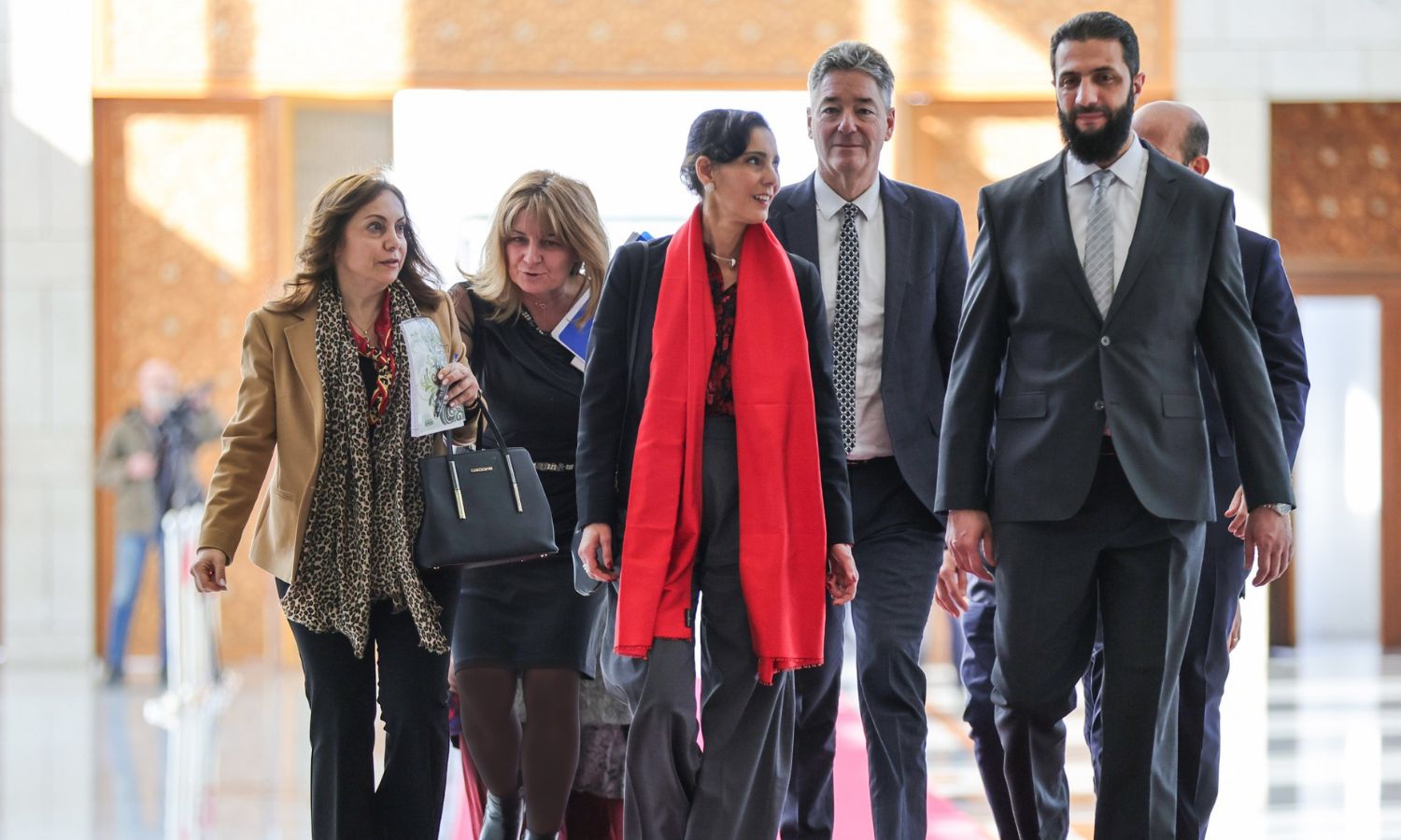 الرئيس السوري أحمد الشرع يلتقي مفوضة المساواة والاستعداد وإدارة الأزمات في الاتحاد الأوروبي حاجة لحبيب ورئيس بعثة الاتحاد بدمشق ميخائيل أونماخت - 17 كانون الثاني 2025 (رئاسة الجمهورية السورية/تلجرام)