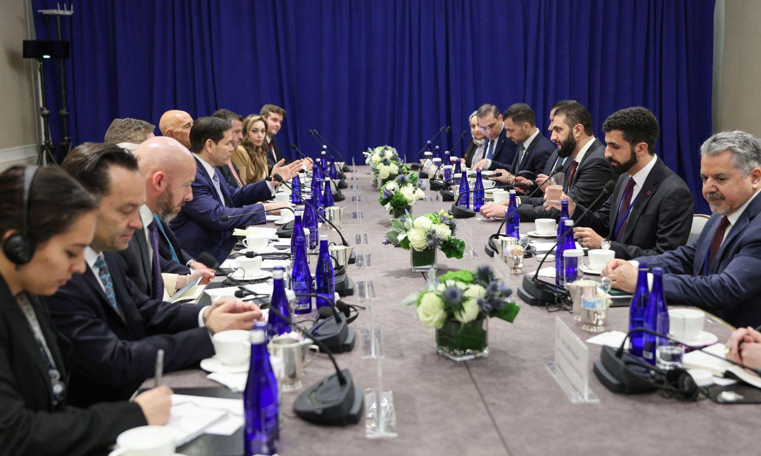 الرئيس السوري أحمد الشرع يبحث مع وزير الخارجية الأمريكي ماركو روبيو إلى جانب وفد حكومي أمريكي في نيويورك موضوع رفع العقوبات - 22 أيلول 2025 (رئاسة الجمهورية السورية)