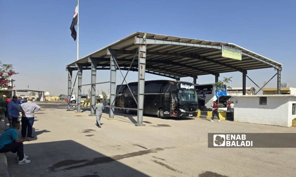 مدخل معبر البوكمال شرقي دير الزور على الحدود مع العراق - 28 تشرين الأول 2025 (عنب بلدي/ مروان المضحي)