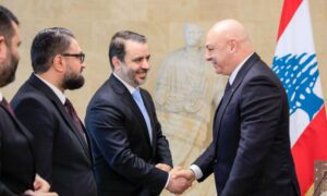 وزير الخارجية السوري أسعد الشيباني ووزير العدل السوري مظهر الويس يلتقيان الرئيس اللبناني جوزيف عون - 10 تشرين الأول 2025 (وزارة الخارجية السورية/إكس)  