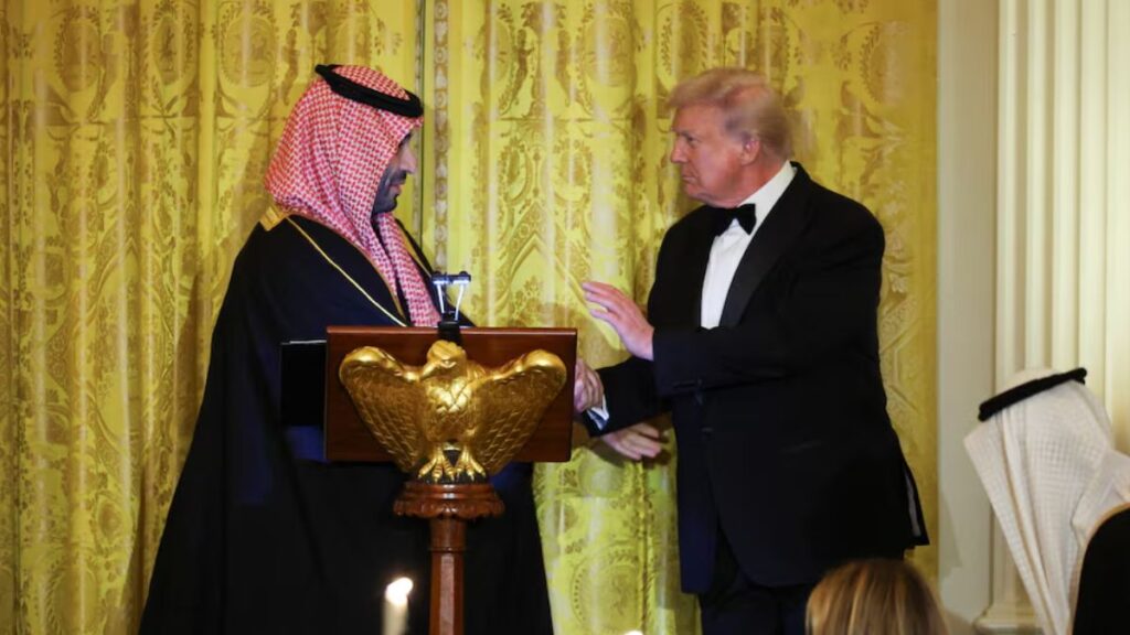 الرئيس الأمريكي دونالد ترامب يحيي ولي العهد السعودي محمد بن سلمان، خلال مأدبة عشاء في البيت الأبيض - 18 تشرين الثاني 2025 (رويترز).