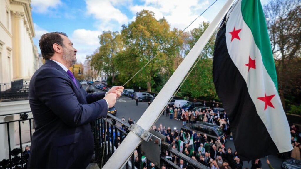 وزير الخارجية السوري، أسعد الشيباني يرفع العلم السوري فوق مبنى السفارة في العاصمة البريطانية لندن - 13 تشرين الثاني 2025 (وزارة الخارجية)