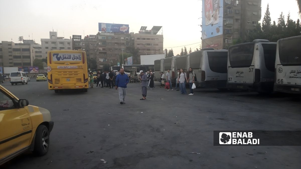 مركز انطلاق باصات النقل الداخلي في منطقة البرامكة وسط دمشق - 7 تشرين الثاني 2025 (عنب بلدي/ مارينا مرهج)