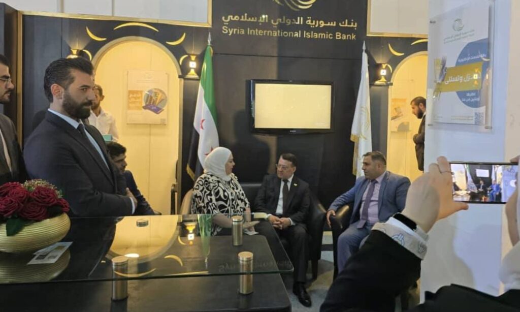 أحمد موفق زيدان مستشار الرئيس السوري في زيارة لجناح بنك سوريا الدولي الإسلامي بمعرض دمشق الدولي - 4 أيلول 2025 (فيسبوك/بنك سوريا الدولي الإسلامي)