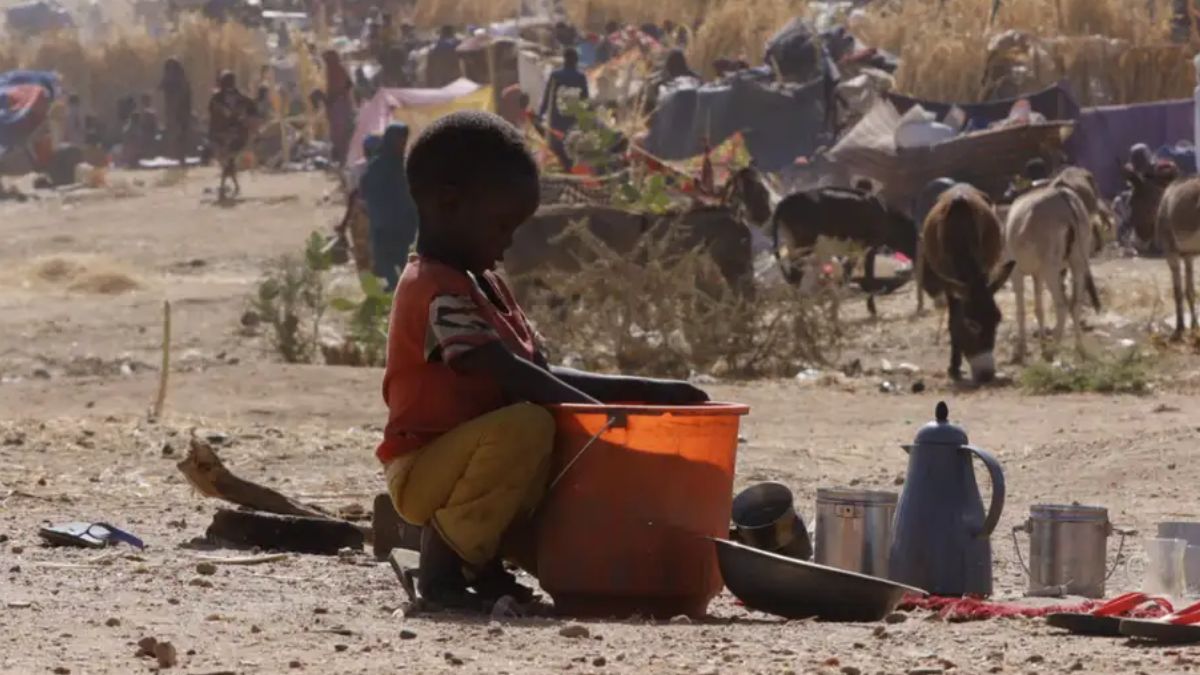 قال المدير التنفيذي لمنظمة "أنقذوا الأطفال" في ألمانيا، فلوريان فيستفال: "إنفاق دول أموال على الأسلحة أكثر مما تنفقه على حماية الأطفال في مناطق النزاع بالفضيحة" (UNICEF/Xinhua/picture alliance)