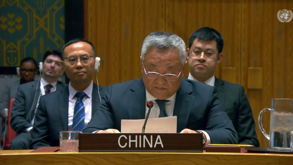المندوب الصيني الدائم لدى الأمم المتحدة فو جونغ يلقي كلمته أثناء الجلسة المعنونة بـ"التهديدات للسلم والأمن الدوليين الناجمة عن الأعمال الإرهابية" - 6 تشرين الثاني 2025 (UN Web TV)