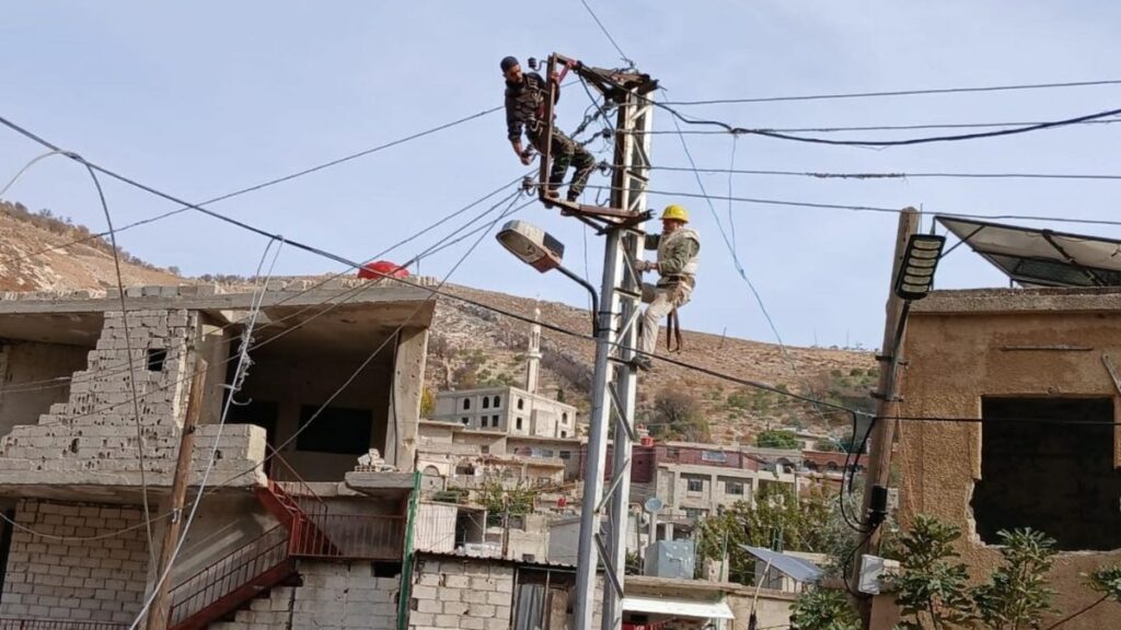 ورشات كهرباء ريف دمشق تعيد التيار إلى بلدة بيت جن بعد الهجوم الإسرائيلي عليها - 29 تشرين الثاني 2025 (شركة كهرباء ريف دمشق)
