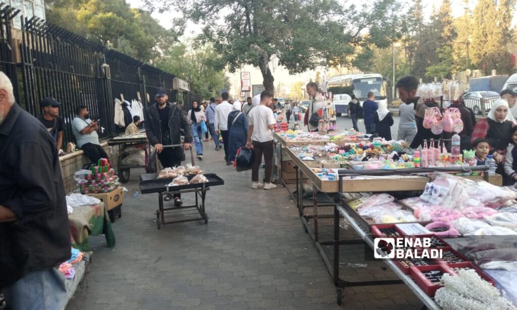 انتشار البسطات والباعة الجوالين في منطقة البرامكة بدمشق - 6 تشرين الثاني 2025 (عنب بلدي/ مارينا مرهج)