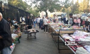 انتشار البسطات والباعة الجوالين في منطقة البرامكة بدمشق - 6 تشرين الثاني 2025 (عنب بلدي/ مارينا مرهج)
