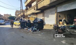 تراكم النفايات في حاويات القمامة وحولها بمنطقة الدويلعة بدمشق- 30 تشرين الأول 2025 (عنب بلدي)
