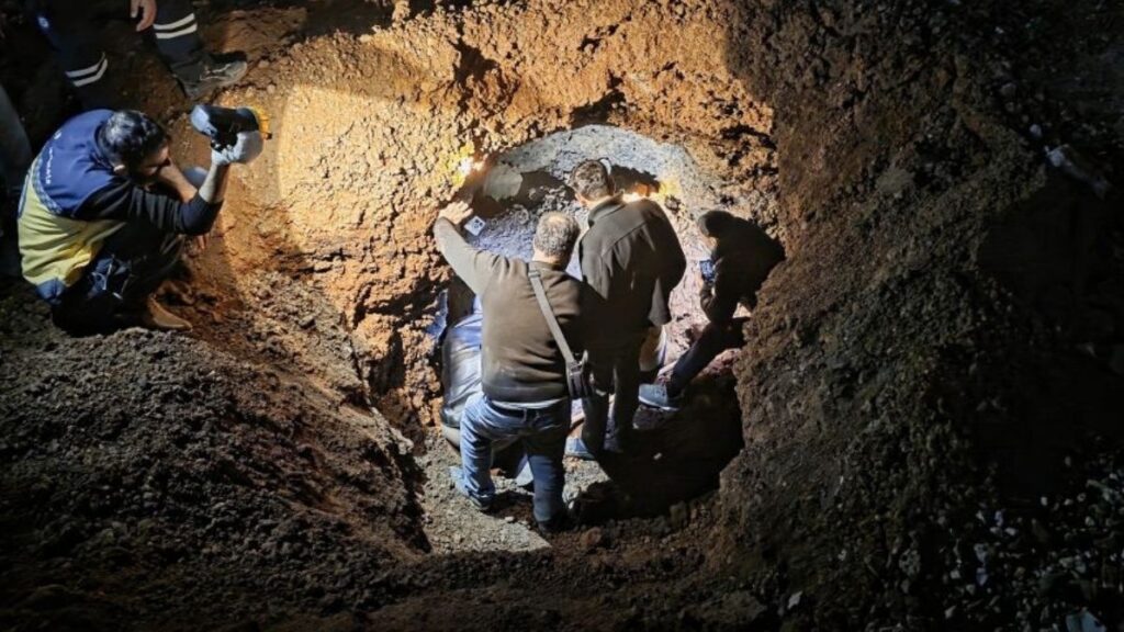 كوادر مديرية الآثار أثناء عمليات البحث في المغارة - 23 تشرين الثاني 2025 (سانا)