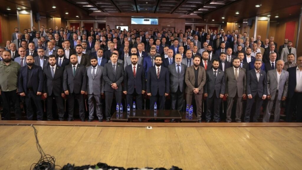 الاجتماع الموسع الذي جمع وزير الداخلية مع الضباط المنشقين عن النظام السابق - 11 أيلول 2025 (وزارة الداخلية/ فيسبوك)