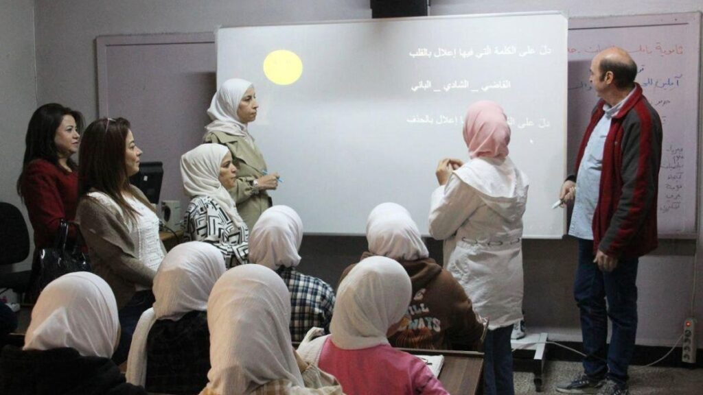 من تنفيذ إحدى الحصص الدراسية في مدينة حلب عبر توظيف التقنيات الحديثة - 11 تشرين الثاني 2025 (وزارة التربية السورية)
